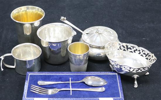 A silver preserve pot and spoon with frog finials by Sarah Jones, London, 1986 and 6 other silver items including cased set.